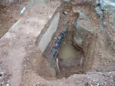 SEREMBAN, MALAYSIA -AĞUSTOS 01, 2019: İnşaat alanındaki siperlere işçiler tarafından döşenmiş yeraltı hizmet borusu. Boruların kurulumu devam ediyor.    