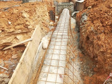 SEREMBAN, MALAYSIA -AĞUSTOS 01, 2019: İnşaat alanındaki siperlere işçiler tarafından döşenmiş yeraltı hizmet borusu. Boruların kurulumu devam ediyor.    