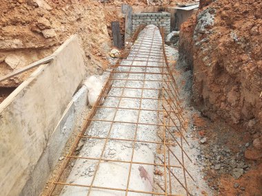 SEREMBAN, MALAYSIA -AĞUSTOS 01, 2019: İnşaat alanındaki siperlere işçiler tarafından döşenmiş yeraltı hizmet borusu. Boruların kurulumu devam ediyor.    