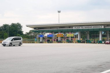 SEREMBAN, MALAYSIA - 26 MAYIS 2020: Malezya 'da otoyol paralı paraşütü. Otoyolu bir gişeden geçen ve her giriş çıkışlarında ödeme yapan araçlar..