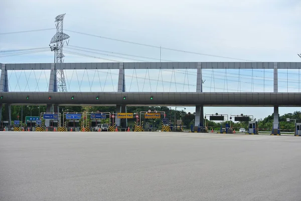 Seremban Malaysia May 2020 Highway Toll Canopy Malaysia 通过收费广场使用高速公路并在每次进出时支付费用的车辆 — 图库照片