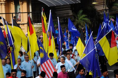 SEREMBAN, MALAYSIA -31 AĞUSTOS 2017: Malezya Bağımsızlık Günü Geçidi sırasında Barisan Ulusal Bayrağı taşıyan siyasi parti üyeleri. BN, Malezya 'daki en büyük siyasi partidir.. 