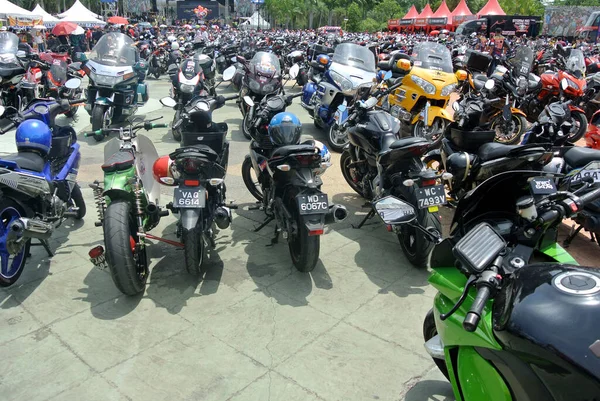 Serdang マレーシア 2018年3月24日 すべてのサイズとエンジン容量の何千ものオートバイが大きな駐車スペースに駐車されています オートバイはライダーのためにそれを容易にするためによく組織されている — ストック写真