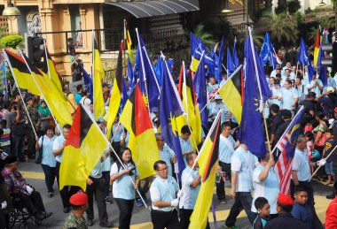 SEREMBAN, MALAYSIA -31 AĞUSTOS 2017: Malezya Bağımsızlık Günü Geçidi sırasında Barisan Ulusal Bayrağı taşıyan siyasi parti üyeleri. BN, Malezya 'daki en büyük siyasi partidir.. 