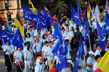 SEREMBAN, MALAYSIA -31 AĞUSTOS 2017: Malezya Bağımsızlık Günü Geçidi sırasında Barisan Ulusal Bayrağı taşıyan siyasi parti üyeleri. BN, Malezya 'daki en büyük siyasi partidir.. 
