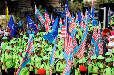SEREMBAN, MALAYSIA -31 AĞUSTOS 2017: Malezya Bağımsızlık Günü Geçidi sırasında Barisan Ulusal Bayrağı taşıyan siyasi parti üyeleri. BN, Malezya 'daki en büyük siyasi partidir.. 