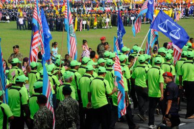 SEREMBAN, MALAYSIA -31 AĞUSTOS 2017: Malezya Bağımsızlık Günü Geçidi sırasında Barisan Ulusal Bayrağı taşıyan siyasi parti üyeleri. BN, Malezya 'daki en büyük siyasi partidir.. 