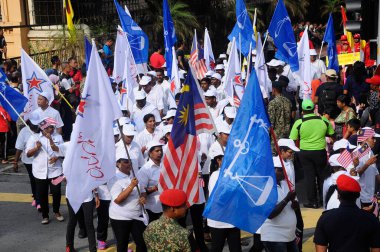 SEREMBAN, MALAYSIA -31 AĞUSTOS 2017: Malezya Bağımsızlık Günü Geçidi sırasında Barisan Ulusal Bayrağı taşıyan siyasi parti üyeleri. BN, Malezya 'daki en büyük siyasi partidir.. 
