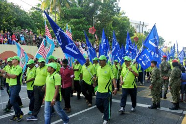 SEREMBAN, MALAYSIA -31 AĞUSTOS 2017: Malezya Bağımsızlık Günü Geçidi sırasında Barisan Ulusal Bayrağı taşıyan siyasi parti üyeleri. BN, Malezya 'daki en büyük siyasi partidir.. 