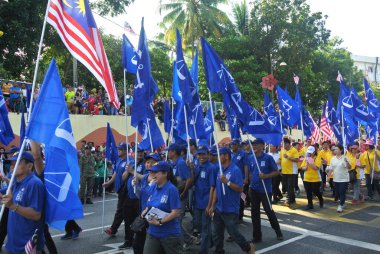 SEREMBAN, MALAYSIA -31 AĞUSTOS 2017: Malezya Bağımsızlık Günü Geçidi sırasında Barisan Ulusal Bayrağı taşıyan siyasi parti üyeleri. BN, Malezya 'daki en büyük siyasi partidir.. 