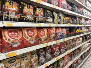 SEREMBAN, MALAYSIA -APRIL 13, 2020: Süpermarketin içindeki raflarda anlık kahve paketleri sergilenmektedir. Paketin içinde eğlenmeye hazır küçük çuvallar var..