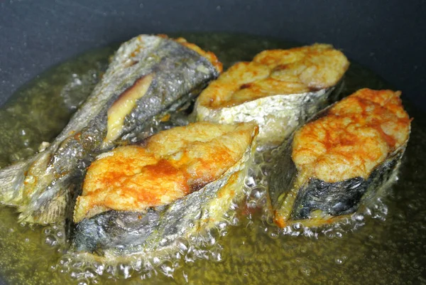 Spanische Makrelen Fisch Dicke Scheiben Geschnitten Und Gebraten Mit Heißem — Stockfoto