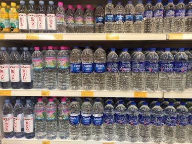 KUALA LUMPUR, MALAYSIA -APRIL 15, 2020: Maden suyu paketlenir ve plastik şişelerde çeşitli markalarla etiketlenir. Süpermarketin içindeki bir rafta gösteriliyor.