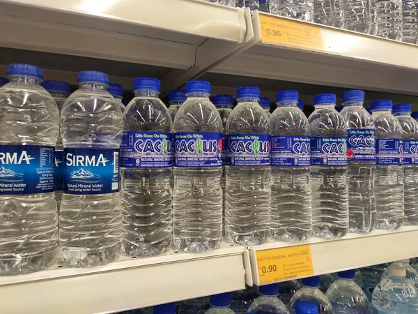 Kuala Lumpur Malaysia April 2020 Минеральная Вода Упаковывается Пластиковые Бутылки — стоковое фото