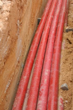 KUALA LUMPUR, MALAYSIA - APRIL 06, 2019: HDPE boru hattı güç kanalı yer siperine kuruldu. Yeraltı elektrik ve telekomünikasyon kablolarını korumak için kullanılır.. 