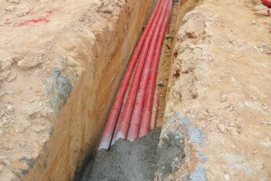 KUALA LUMPUR, MALAYSIA - APRIL 06, 2019: HDPE boru hattı güç kanalı yer siperine kuruldu. Yeraltı elektrik ve telekomünikasyon kablolarını korumak için kullanılır.. 