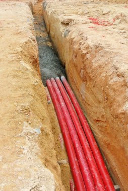 KUALA LUMPUR, MALAYSIA - APRIL 06, 2019: HDPE boru hattı güç kanalı yer siperine kuruldu. Yeraltı elektrik ve telekomünikasyon kablolarını korumak için kullanılır.. 