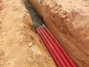 KUALA LUMPUR, MALAYSIA - APRIL 06, 2019: HDPE boru hattı güç kanalı yer siperine kuruldu. Yeraltı elektrik ve telekomünikasyon kablolarını korumak için kullanılır.. 