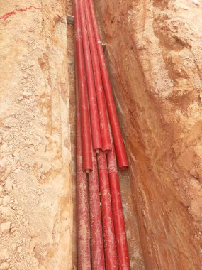 KUALA LUMPUR, MALAYSIA - APRIL 06, 2019: HDPE boru hattı güç kanalı yer siperine kuruldu. Yeraltı elektrik ve telekomünikasyon kablolarını korumak için kullanılır.. 