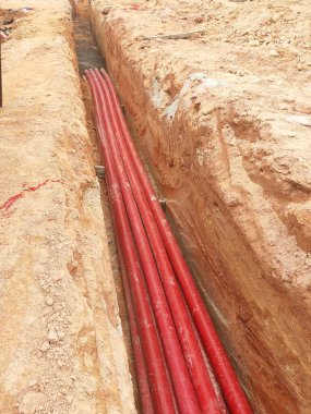 KUALA LUMPUR, MALAYSIA - APRIL 06, 2019: HDPE boru hattı güç kanalı yer siperine kuruldu. Yeraltı elektrik ve telekomünikasyon kablolarını korumak için kullanılır.. 