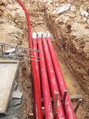 KUALA LUMPUR, MALAYSIA - APRIL 06, 2019: HDPE boru hattı güç kanalı yer siperine kuruldu. Yeraltı elektrik ve telekomünikasyon kablolarını korumak için kullanılır.. 