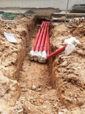 KUALA LUMPUR, MALAYSIA - APRIL 06, 2019: HDPE boru hattı güç kanalı yer siperine kuruldu. Yeraltı elektrik ve telekomünikasyon kablolarını korumak için kullanılır.. 
