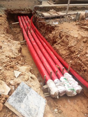 KUALA LUMPUR, MALAYSIA - APRIL 06, 2019: HDPE boru hattı güç kanalı yer siperine kuruldu. Yeraltı elektrik ve telekomünikasyon kablolarını korumak için kullanılır.. 