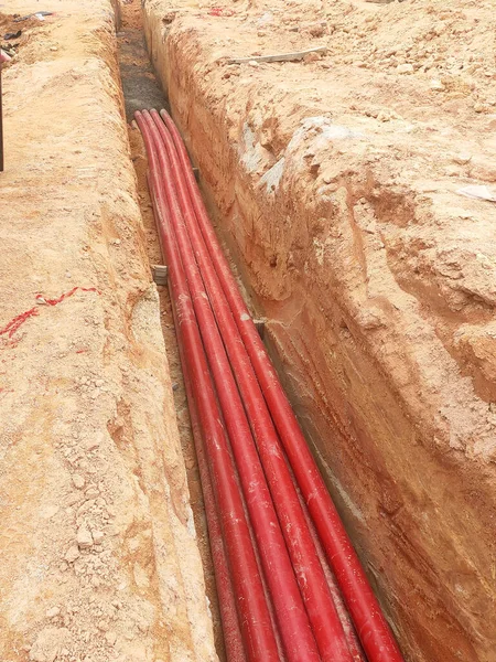 KUALA LUMPUR, MALAYSIA - APRIL 06, 2019: HDPE boru hattı güç kanalı yer siperine kuruldu. Yeraltı elektrik ve telekomünikasyon kablolarını korumak için kullanılır.. 