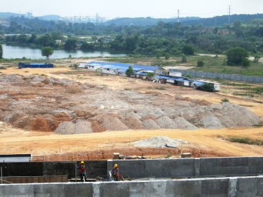 KUALA LUMPUR, MALAYSIA - 17 Temmuz 2019: İnşaat alanında toprak doldurma işi yapan ağır makineler. Bina inşaatı gerekli seviyeleri almaya başlamadan önce yapılan çalışmalar. 