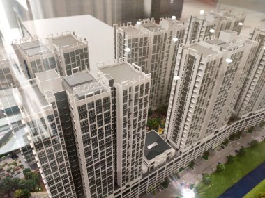 SEREMBAN, MALAYSIA - MAYIS 03, 2020: Yüksek katlı apartman modeli halka sergilenmektedir. Alıcı referansı için satış galerisine yerleştirilir..