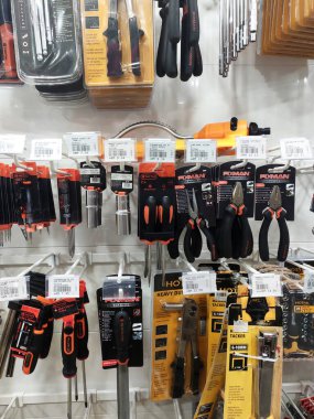 SEREMBAN, MALAYSIA -MAY 02, 2020: Donanım ve marangozluk araçları mağazada asıldı ve sergilendi. Kan grubuna ve markasına göre sırala. Fiyat etiketi ile işaretlenmiş.