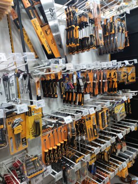 SEREMBAN, MALAYSIA -MAY 02, 2020: Donanım ve marangozluk araçları mağazada asıldı ve sergilendi. Kan grubuna ve markasına göre sırala. Fiyat etiketi ile işaretlenmiş.