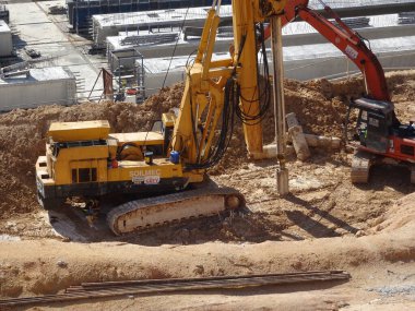 KUALA LUMPUR, MALAYSIA - 29 Mart 2010: İnşaat alanında kazık makinesi. Bu makine vakıf inşaatı için hurda yığını sürüyordu. Yetenekli işçiler tarafından işletiliyor.. 