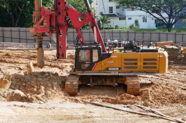 KUALA LUMPUR, MALAYSIA - 29 Mart 2010: İnşaat alanında kazık makinesi. Bu makine vakıf inşaatı için hurda yığını sürüyordu. Yetenekli işçiler tarafından işletiliyor.. 