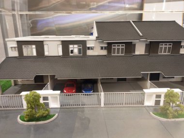 SEREMBAN, MALAYSIA - MAYIS 03, 2020: Teras evi modeli halka sergilenmektedir. Alıcı referansı için satış galerisine yerleştirilir..