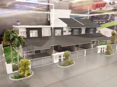 SEREMBAN, MALAYSIA - MAYIS 03, 2020: Teras evi modeli halka sergilenmektedir. Alıcı referansı için satış galerisine yerleştirilir..