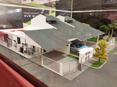 SEREMBAN, MALAYSIA - MAYIS 03, 2020: Teras evi modeli halka sergilenmektedir. Alıcı referansı için satış galerisine yerleştirilir..