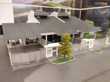 SEREMBAN, MALAYSIA - MAYIS 03, 2020: Teras evi modeli halka sergilenmektedir. Alıcı referansı için satış galerisine yerleştirilir..