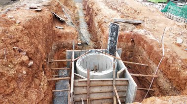 SEREMBAN, MALAYSIA - 10 Mart 2020: İnşaat alanında inşaat halindeki servis kanalları ve yeraltı boruları. Altyapı mühendisi tasarımına dayanan işçilerin In-situ inşaatı.