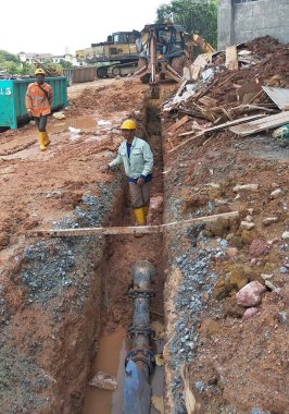 SEREMBAN, MALAYSIA - 10 Mart 2020: İnşaat alanında inşaat halindeki servis kanalları ve yeraltı boruları. Altyapı mühendisi tasarımına dayanan işçilerin In-situ inşaatı.