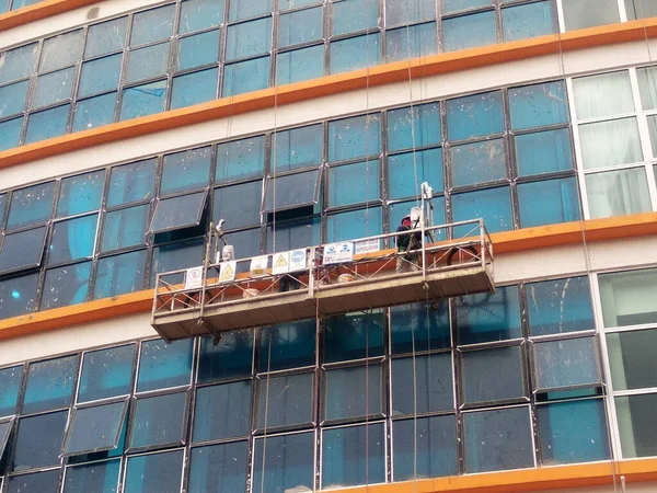 Kuala Lumpur Malaysia March 2017年3月16日 工人们正在使用服务吊床清理和维护大楼外部 他们戴着安全带作为安全措施 — 图库照片