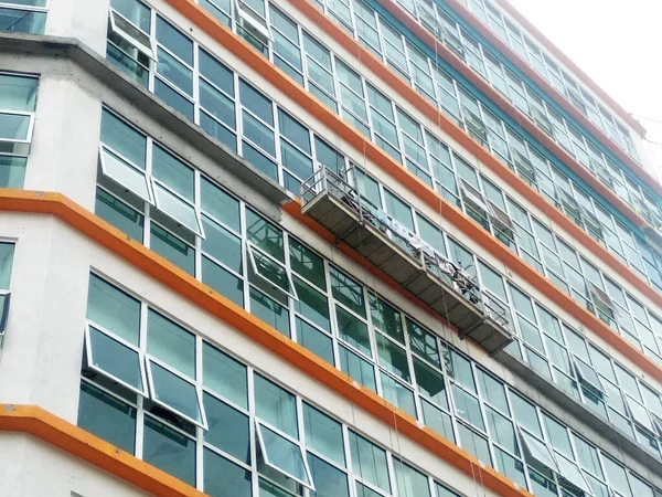 Kuala Lumpur Malaysia 2017年3月16日 作業者はサービスゴンドラを使用して建物の外部の清掃とメンテナンスを行っています 安全対策として安全ハーネスを着用しています — ストック写真