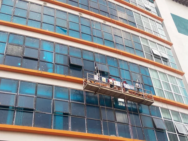 Kuala Lumpur Malaysia March 2017年3月16日 工人们正在使用服务吊床清理和维护大楼外部 他们戴着安全带作为安全措施 — 图库照片
