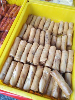 Malezya kekleri masada satışta. Müşterilerin satın almasını kolaylaştıracak türlere göre sırala.