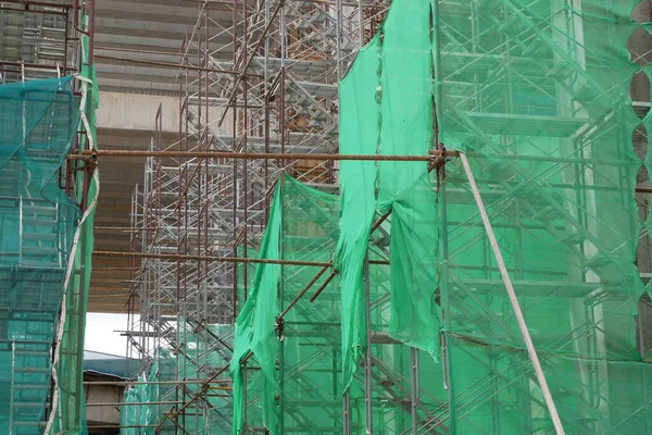 Kuala Lumpur Malaysia 2019年7月29日 高レベル建設のための一時的なサポートとして 建設現場に足場が設置されます 労働者の安全を確保するための仕様に従って設置 — ストック写真