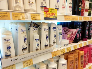 SEREMBAN, MALAYSIA -9 Haziran 2020: Plastik şişe ambalajında saç şampuanı, süpermarketteki raflarda satışa sunuldu. Müşterilerin seçmesini kolaylaştırmak için markaya göre sıralanır.