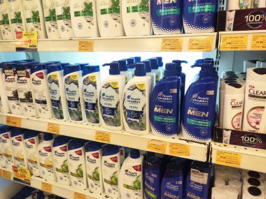 SEREMBAN, MALAYSIA -9 Haziran 2020: Plastik şişe ambalajında saç şampuanı, süpermarketteki raflarda satışa sunuldu. Müşterilerin seçmesini kolaylaştırmak için markaya göre sıralanır.
