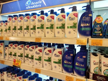 SEREMBAN, MALAYSIA -9 Haziran 2020: Plastik şişe ambalajında saç şampuanı, süpermarketteki raflarda satışa sunuldu. Müşterilerin seçmesini kolaylaştırmak için markaya göre sıralanır.