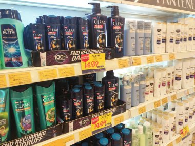 SEREMBAN, MALAYSIA -9 Haziran 2020: Plastik şişe ambalajında saç şampuanı, süpermarketteki raflarda satışa sunuldu. Müşterilerin seçmesini kolaylaştırmak için markaya göre sıralanır.