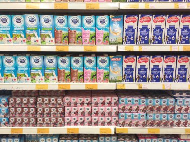 SEREMBAN, MALAYSIA - 5 Temmuz 2019: İşlenmiş ve taze süt kağıt kutuda paketlenmiş ve süpermarketlerin içindeki raflarda sergilenmektedir. Markaya göre sıralanır ve müşterinin seçmesi kolay olur.. 